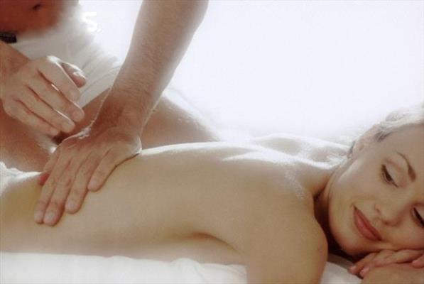 На фото эротический массаж молодой девушки
